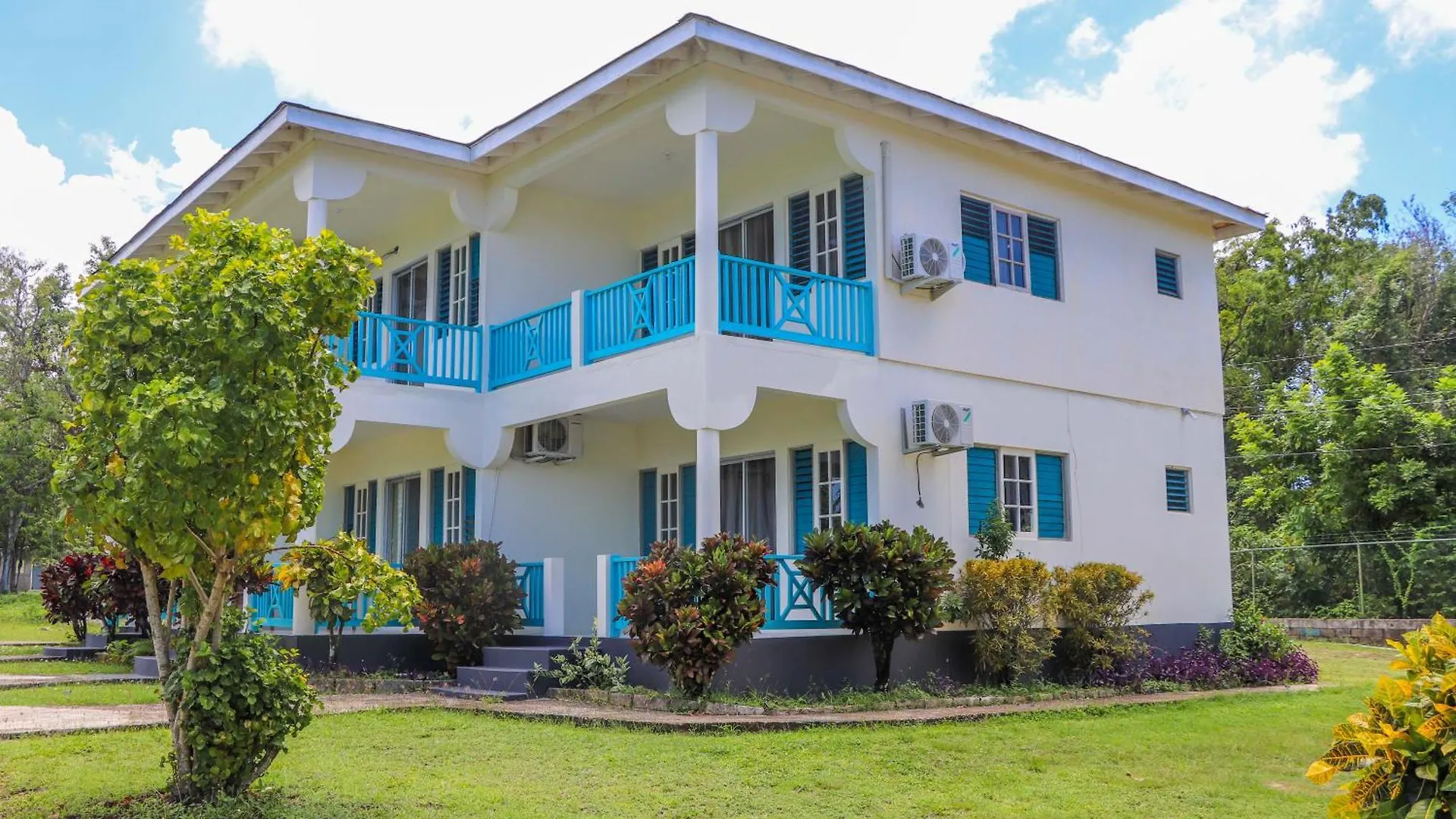 The West End Resort 内格里尔